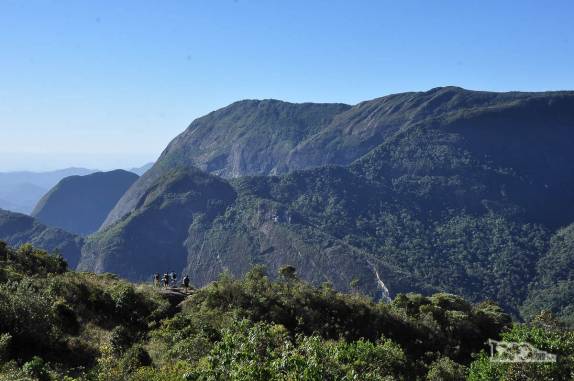 Cada vez mais altos no Parque Nacional da Serra dos Órgãos, no Rio de Janeiro. Um pouco abaixo de nós, um outro grupo de turistas também descansa depois da forte subida